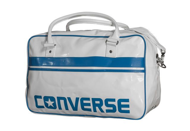 Сумка Converse Getaway 410234099 белый Сумка Getaway Weekender – спортивная классика от Converse. Стильная сумка с плечевым ремнём– незаменимая вещь для людей, ценящих комфорт и качество. Выполнена из белого полиуретана с ярко-голубой отделкой и фирменной надписью. Сумка имеет большое внутреннее отделение на молнии. Удобно носить за ручки или на ремне через плечо.
