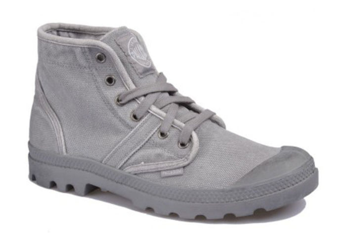 Мужские ботинки Palladium Pallabrouse 02477-066 серые &nbsp;Мужсие ботинки&nbsp;Palladium Pallabrouse дополнят гардероб стильного и практичного мужчины. Прорезиненный мысок и особо прочная ткань - канвас, позаботятся об удобстве Ваших передвижений в плохую погоду и предотвратят преждевременный износ. Модель устойчива к различным видам загрязнений, а главное - обладает высокой воздухопроницаемостью, чтобы обеспечить Вам максимальный комфорт в сезон весна-лето. Подошва резиновая с высоким протектором. Удобная шнуровка надежно зафиксирует стопу. Модель декорирована фирменной нашивкой на язычке с логотиопм компании.