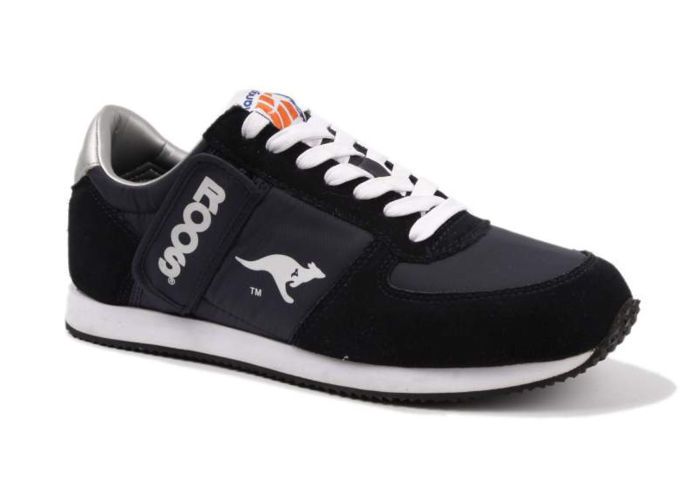 Мужские кроссовки KangaRoos Combat 71490-400 темно-синие Уникальные кроссовки KangaRoos Combat 71490-400 выполнены в современном спортивном стиле из практичных материалов. На боковой части расположен логотип знаменитого бренда KangaRoos, который подчеркнет Ваш безупречный вкус и оригинальность модели. Округлый мыс кроссовок позволит почувствовать свободу и легкость при носке. Износостойкая подошва добавлена небольшим рефлением для безопасного сцепления с поверхностью, которое придаст уверенность при ходьбе. Внутренняя часть кроссовок оснащена легким текстилем с эффектом перфорации и мягкой, дышащей стелькой.
