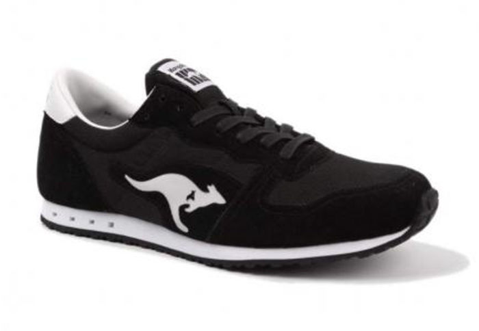 Мужские кроссовки KangaRoos Blaze III 47136-500 черные Классическая модель кроссовок от KangaRoos выполнены из практичных материалов в классическом черном цвете. Практичная подошва обеспечит постоянный массаж стопы, поспособствует расслаблению мышц и по препятствует накоплению усталости в ногах. Благодаря удобному манжету Ваша походка станет комфортной и уверенной. Внутренняя часть выполнена из легкого перфорирующего текстиля и мягкой стельки, которые позволят дышать ногам при долгом использовании кроссовок. Функциональная шнуровка обеспечит фиксацию кроссовок на ноге.