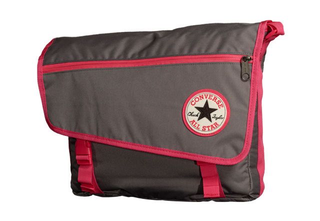 Сумка Converse (конверс) Messenger Sideline серая &nbsp; Сумка Converse (конверс)Messenger Sideline серая выполнена из плотного полиэстера и оформлена декоративной аппликацией с изображением логотипа бренда.
Сумка состоит из одного отделения, закрывающегося на молнию и сверху клапаном на липучках. Внутри отделения расположен широкий карман. На клапане расположен наружный прорезной карман, закрывающийся на молнию. Сумка оснащена текстильным плечевым ремнем, регулирующимся по длине. Купить сумку Converse (конверс)Messenger Sideline серая Вы можете оформив заказ в нашем интернет-магазине. Коллекция: Women's Playbook Collection