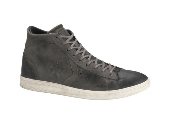 Кеды Converse (конверс) John Varvatos Leather Mens Mid Trainers 125423 серые &nbsp;Известный дизайнер&nbsp;John Varvatos засветился и в Converse! Модель изготовлена и выпущена лимитированной партией. Снаружи натуральная замша, внутри удобная стелька с амортизаией. Спеиальнай удобный задник, который фиксирует ногу и не дайт ей скользить внутри кед. Отличный выбор, чтобы погулять весной или осенью по парку=)
