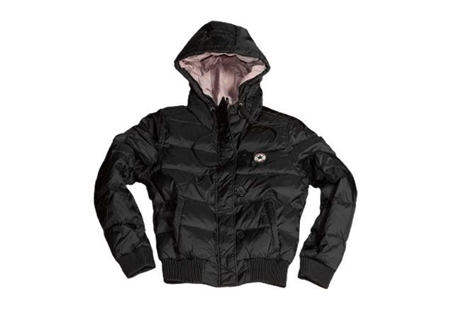 Женская куртка Converse (конверс) AWW Hooded Down Jckt черная Утепленная куртка Converse выполнена из плотного полиэстера и нейлона и утеплена мягким пером утки, которое отличается высокой терморегуляцией. Практичный капюшон убережет в дождливую погоду. Подкладка выполнена из износостойкой легкой ткани. На нижней части расположены два кармана на молнии. Рукава дополнены трикотажными манжетами, которые плотно прилегают к рукам и не пропускают холод внутрь. В качестве замка используется застежка на молнии, которая дополнена полосой с пуговицами.