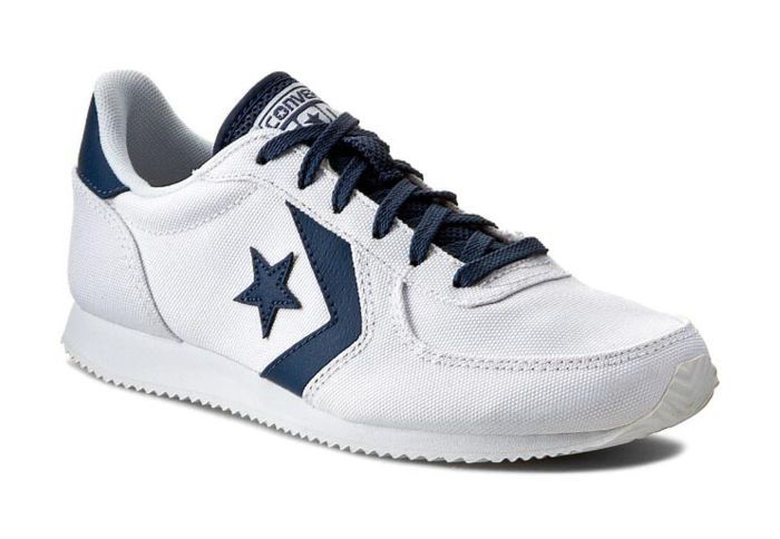 Кроссовки Converse (конверс) Arizona Racer 147426 белые Классическая модель кроссовок Converse (конверс) Arizona Racer 147426 белого цвета сделана из практичного материала, который имеет свойство перфорации. Качественно выполненная подошва из поливинилхлорида (ПВХ), который отличается своей мягкостью и гибкостью дополнена резиновым покрытием с небольшим рефлением для уверенного сцепления с поверхностью. Мягкий манжет декорирован кожаной вставкой с изображением логотипа бренда Converse (конверс), который подчеркивает оригинальность модели.