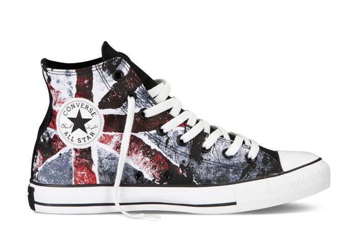Кеды Converse (конверс) Chuck Taylor All Star 139767 с флагом &nbsp;Кеды Converse (конверс) Chuck Taylor All Star 139767 с британским флагом. Не изменяя своим традициям компания Converse не позабыла о популярной серии кед с флагом. В этом сезоне размытый принт смотрится еще круче. Задник белой подошвы оформлен обновленным логотипом &nbsp;Converse All Star. Шнуровка надежно зафиксирует Вашу ногу на все случаи жизни. Обувайте и шагайте смело!&nbsp;&nbsp;Кеды отлично подойдут под любую одежду в стиле casual.&nbsp;Поторопитесь количество ограничено!=)