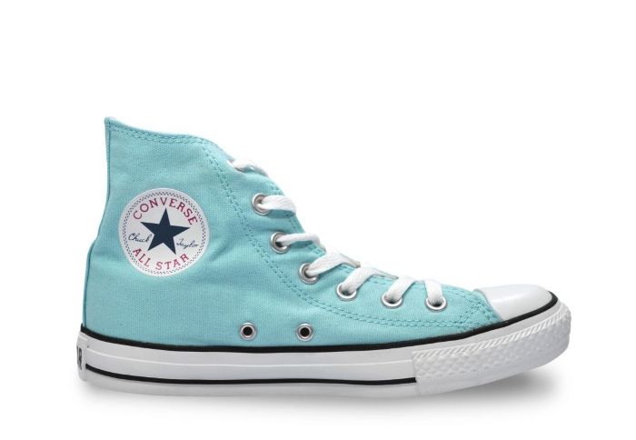 Кеды Converse (конверс) Chuck Taylor All Star 122168 голубые Голубые высокие кеды Converse (конверс) Chuck Taylor All Star 122168 - замечательная модель кед converse (конверс) на весну и лето. Верх выполнен из плотной ткани нежного, красивого голубого цвета. Белые шнурки, белая подошва и белый прорезиненный мыс делают верх конверсов еще более выразительным, ярким и привлекательным. Как и во всех высоких классических моделях converse all star у кед Converse (конверс) Chuck Taylor All Star 122168 есть с внутренней стороны кед вентиляционные отверстия, которые обеспечивают ноге еще больший комфорт.