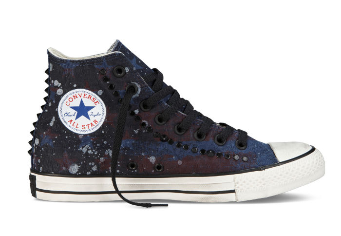 Кеды Converse (конверс) Chuck Taylor All Star Studded 142220 темно-синие &nbsp;Высокие кеды&nbsp;Converse (конверс) оигинальной расцветки выглядят нестандартно и привлекательно. Такую модель удобно сочетать с гардеробом разных цветов, кроме того, они стильно смотрятся на ногах. Модель интересна не только благодаря комбинации цветов на текстиле, но и крутым декором. По бокам кеды украшены &nbsp;люверсами во всю длину шнуровки и, конечно же, принт с фирменным логотипом бренда, а вот основной характер модели придает шиповка на заднем ремне. Несмотря на такой уникальный дизайн неизменные в кедах&nbsp;Converse (конверс) - это всегда качество и комфорт.